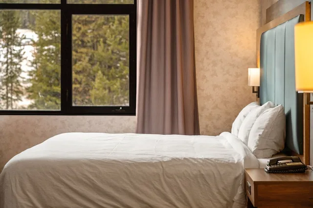 جناح بسريرين كوين بإطلالة على الجبل مع أريكة، The Lodge at Big Sky 3/4