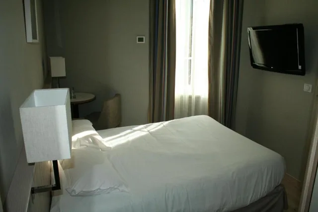 غرفة بسرير مزدوج بإطلالة على الفناء، Hotel Antinea 1/2