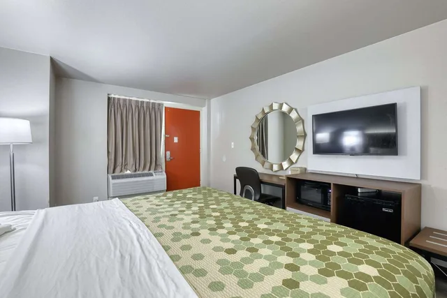 غرفة بسرير كينج، Econo Lodge Neenah 1/9