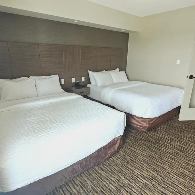 جناح بسرير كينج وسريرين كوين مع أريكة، Clarion Hotel & Suites Brandon 4/5