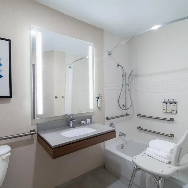 جناح استوديو بسرير كوين بحوض استحمام لذوي الإعاقة، Candlewood Suites El Paso 3/4