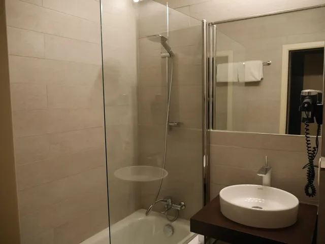 غرفة قياسية بسرير كوين وسريرين منفصلين، Best Western City Centre 2/2