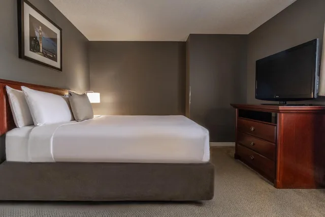 جناح بسريرين كوين بغرفتي نوم مع أريكة، Hotel Faubourg Montreal 5/10