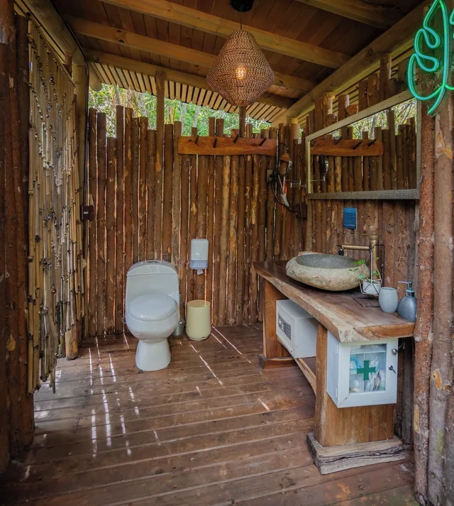 كابينة ديلوكس بسرير كوين بإطلالة على الجبل بحوض استحمام، BubbleSky Glamping Guatape 3/3