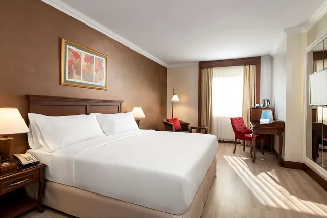 غرفة سوبيريور بسرير كينج بشرفة، Occidental Taksim Hotel 1/5