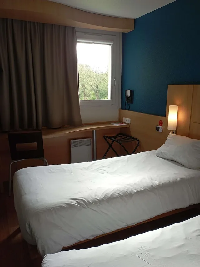 غرفة قياسية بسريرين منفصلين، Hotel Ibis Fourmies 3/8
