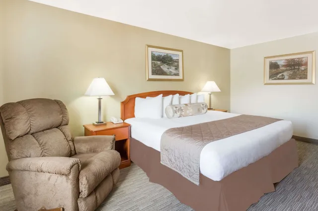 غرفة بسرير كوين لذوي الإعاقة، Ramada By Wyndham Ely 2/4