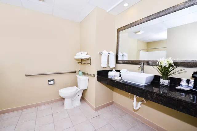 جناح بسريرين كوين لذوي الإعاقة، Best Western Savannah Airport Inn & Suites 6/7
