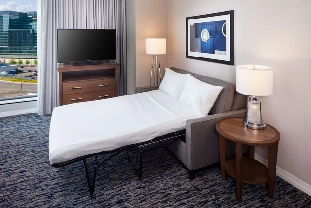 1 Bedroom, Suite, King Bed, Water View, Accessible، Homewood Suites By Hilton Boston Seaport Ma 2/3