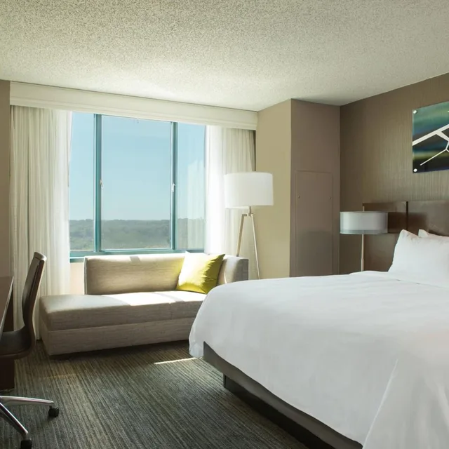 غرفة بسرير كينج بحوض استحمام لذوي الإعاقة، Falls Church Marriott Fairview Park 3/10