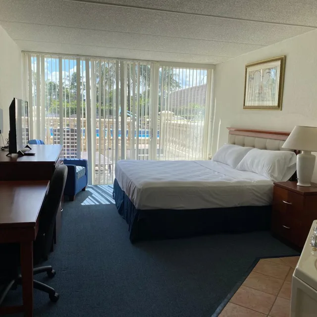 غرفة بسرير كينج بشرفة، Miami Gardens Inn and Suites 2/3
