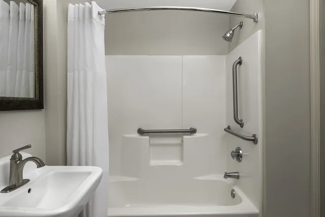 1 Bedroom, Suite, King Bed, Accessible, Country Inn & Suites By Radisson Gainesville FL 3/5