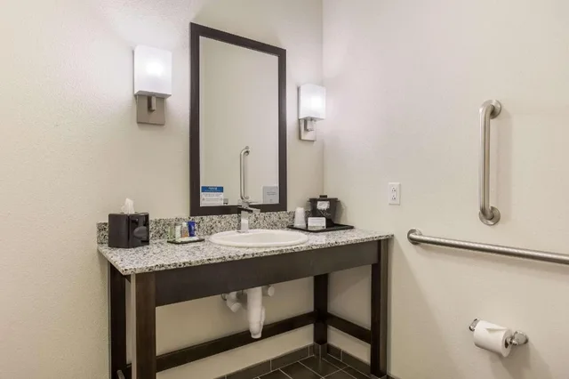 غرفة بسرير كينج بحوض استحمام لذوي الإعاقة، Sleep Inn & Suites Webb City 7/7