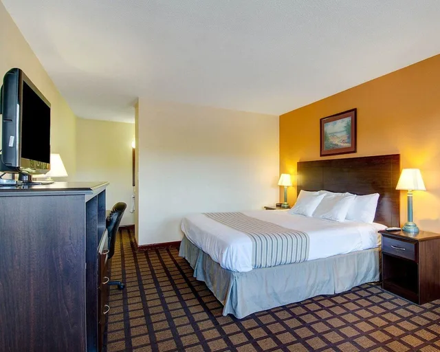 غرفة قياسية بسرير كينج، ECONO LODGE SHARON 1/3