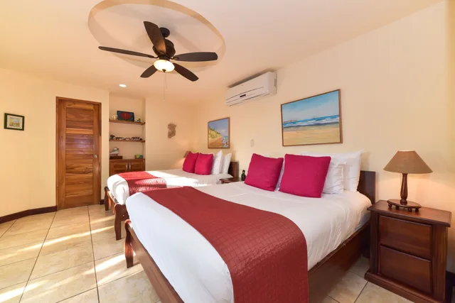 غرفة بسرير كينج وسريرين مزدوجين، Tulemar Resort 2/8