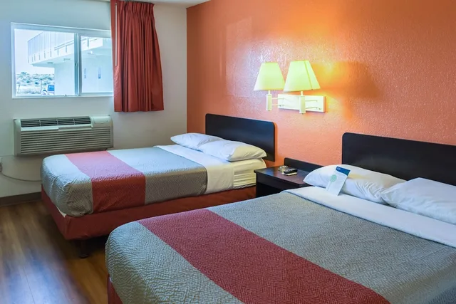 2 Full Beds، Motel6 Bakersfield, CA - East 2/7