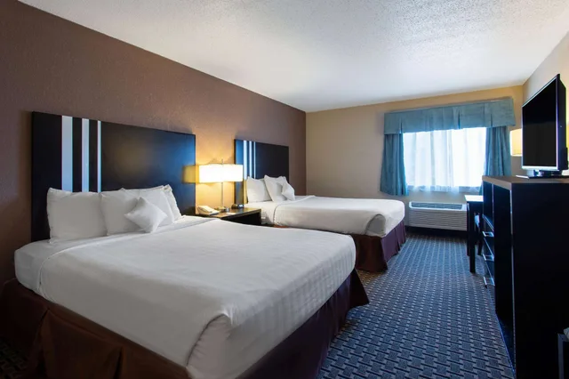 Room, 2 Queen Beds, Ramada by Wyndham Glendale Heights/Lombard 2/6