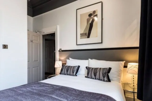 Budget, Double Bed, Paskins Brighton 1/3