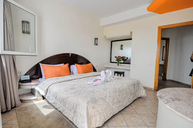 غرفة فاخرة بسرير مزدوج بإطلالة جزئية على البحر، Intouriste Hotel & Suites 4/10
