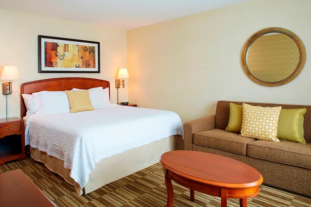 جناح بسرير كينج بغرفة نوم واحدة مع أريكة، Courtyard Boston Woburn Boston North 1/4
