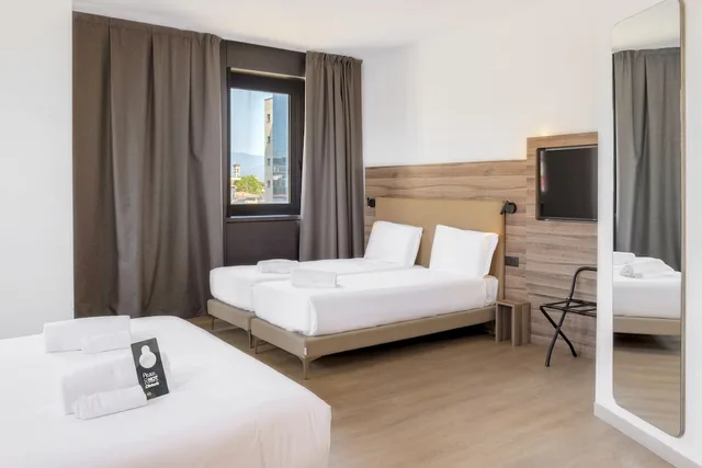غرفة قياسية رباعية بسرير كوين مع أريكة، B&B HOTEL Prato City Center 1/8