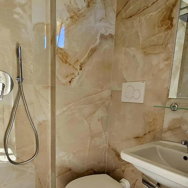 غرفة رباعية، Hotel Busignani 7/9