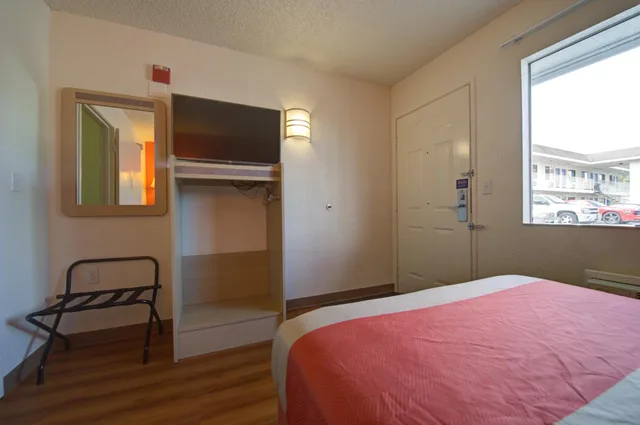 Room, Queen Bed, Smoking, Motel6 Seattle, WA - Airport 1/10