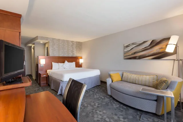 غرفة بسرير كينج بجاكوزي، Courtyard by Marriott Oklahoma City North/Quail Springs 1/4