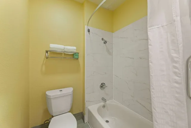جناح بسرير كينج، Days Inn and Suites by Wyndham Euless DFW Airport South 6/6