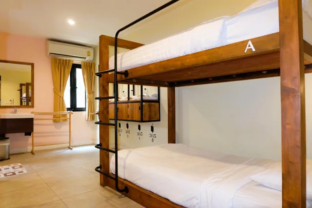 غرفة رباعية بحمام خاص، Siri Poshtel Bangkok 1/2