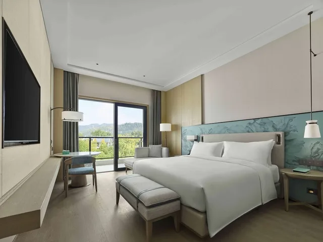 Standard, King Bed, DoubleTree by Hilton Taizhou Shenxianju 3/10