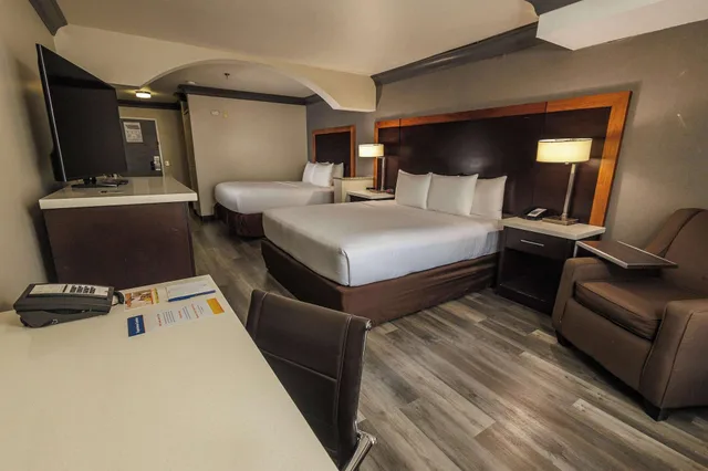 Suite, Multiple Beds، Comfort Inn & Suites Near Universal - N. Hollywood - Burbank 2/4