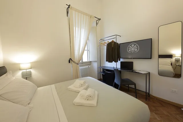 Standard, Queen Bed, Corsini Tintori 4/7
