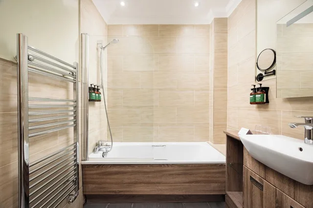 غرفة قياسية بسرير فردي، voco Lythe Hill Hotel & Spa by IHG 7/9