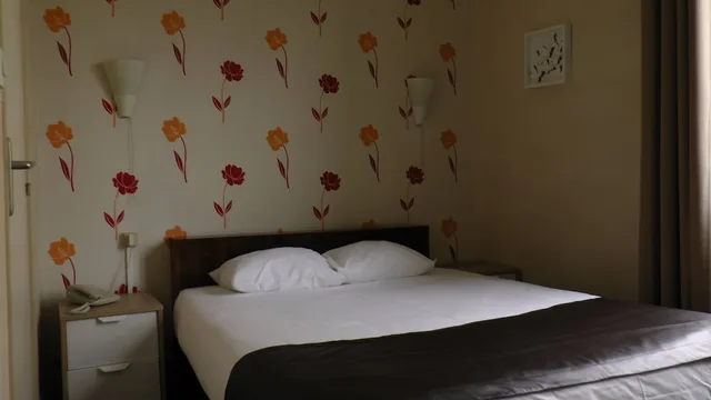 غرفة بسرير كوين بإطلالة على الفناء، L Univers Hotel 2/4