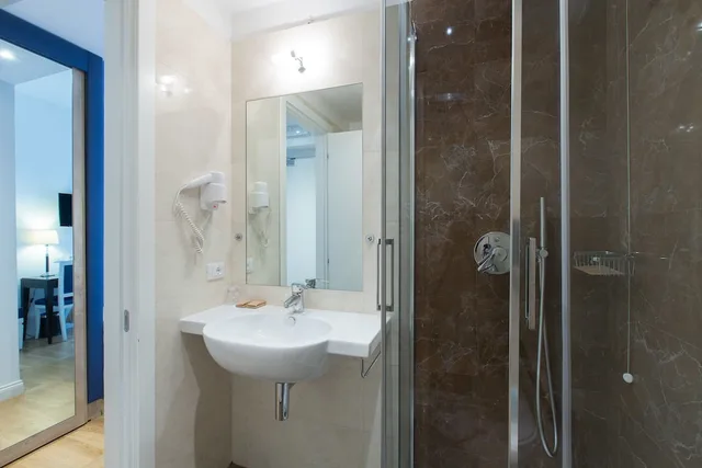 غرفة كومفورت بسريرين منفصلين وسرير كينج، FLORIS HOTEL 5/7