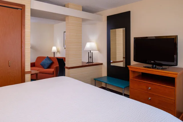 جناح تنفيذي بسرير كينج مع أريكة، Fairfield Inn Suites By Marriott Greensboro Wendover 2/5