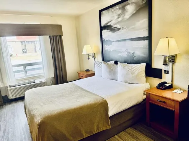 غرفة بسرير كوين بمطبخ صغير، Super 8 by Wyndham Slave Lake AB 1/1