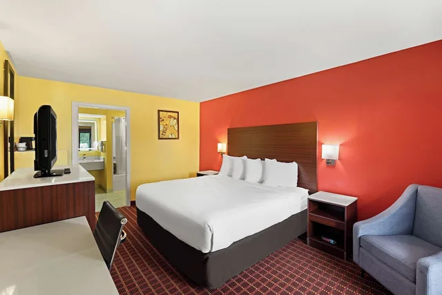 غرفة قياسية بسرير كينج لذوي الإعاقة، SureStay by Best Western Gulfport 1/3