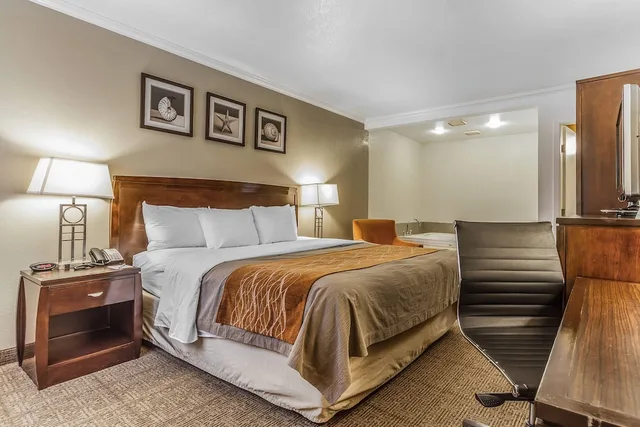 Room, King Bed, Hot Tub, Comfort Inn Santa Cruz North 6/10