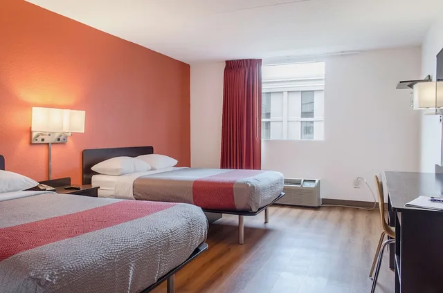 غرفة قياسية بسريرين مزدوجين للمدخنين، Motel6 Brockton, MA 1/6