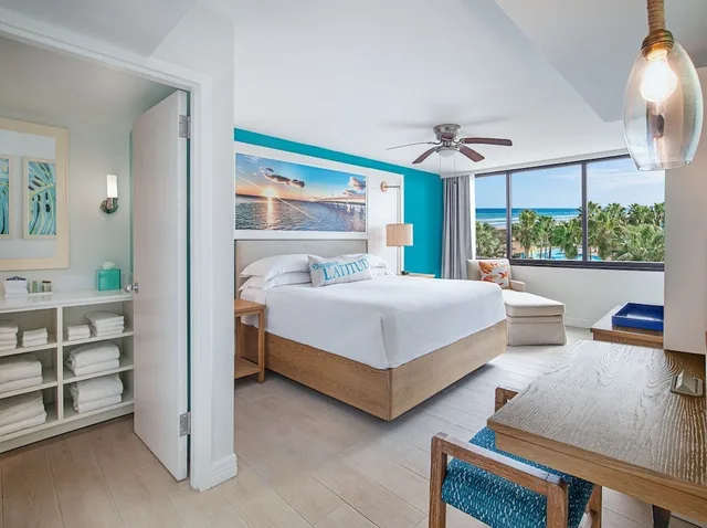 شقة سكنية بسرير كينج وسرير كوين بغرفتي نوم بإطلالة جزئية على البحر مع أريكة، Margaritaville Beach Resort - South Padre Island 5/7