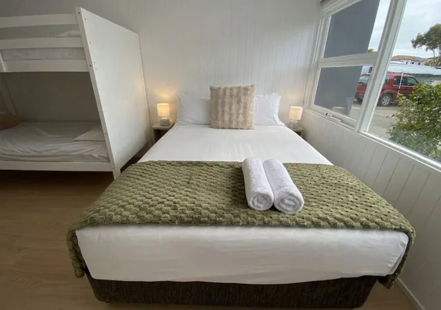 استوديو بسرير كوين وسرير بطابقين بحمام مشترك بمطبخ صغير، Nobby Beach Holiday Village 1/8