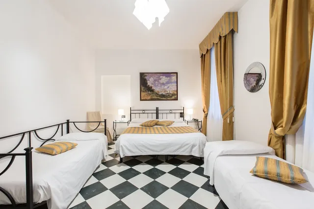 غرفة رباعية بسرير مزدوج وسريرين منفصلين، HOTEL AGLI ARTISTI 2/6