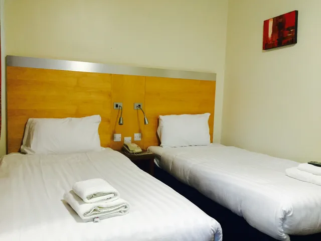 غرفة قياسية ثلاثية، Maiden Oval Hotel 1/1