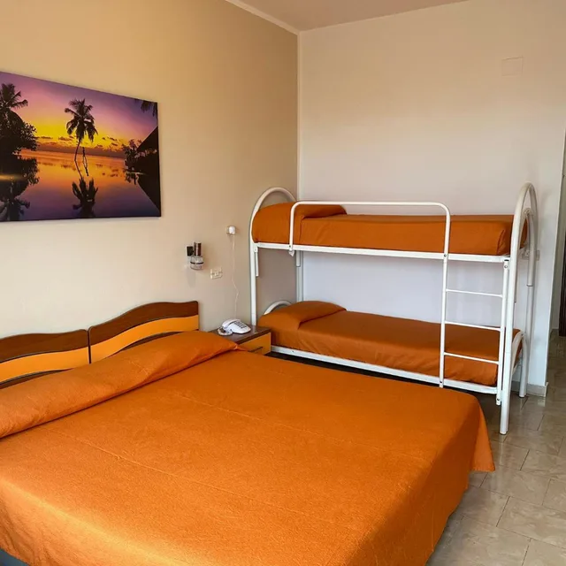 غرفة رباعية، Hotel Germania 5/8