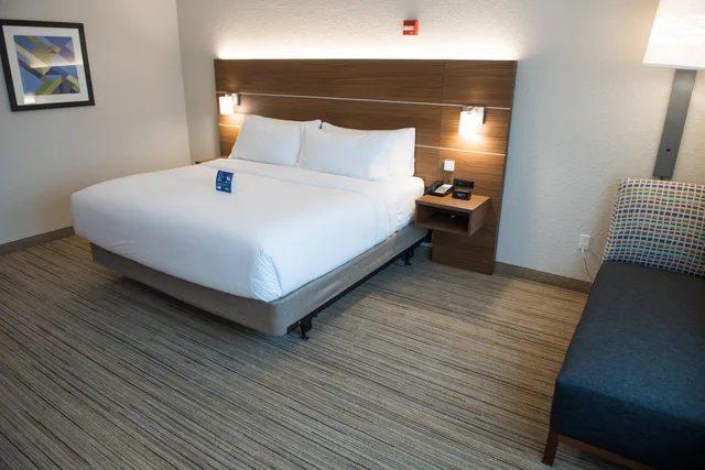 غرفة بسرير كينج، Holiday Inn Express Hotel Suites East Lansing 3/9