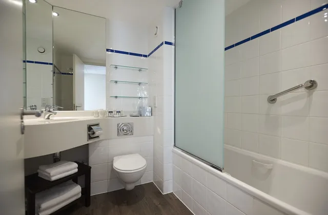 King Deluxe Room With Water View، Doubletree By Hilton London Excel 2/7