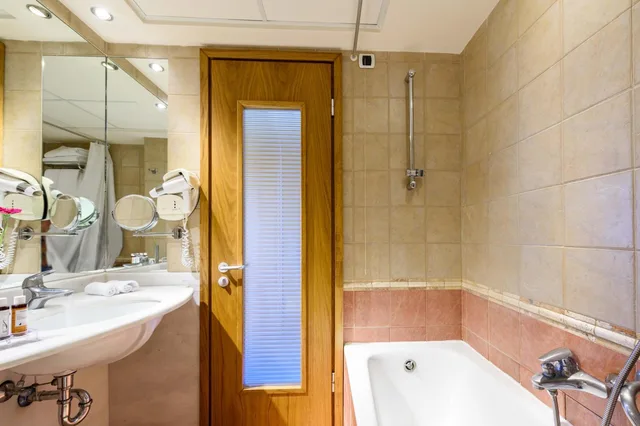 غرفة تنفيذية عائلية، Alexander Beach 3/5