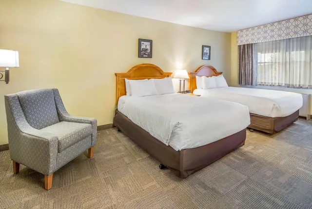 غرفة قياسية بسريرين كوين، Clarion Hotel & Suites Fairbanks near Ft Wainwright 5/10